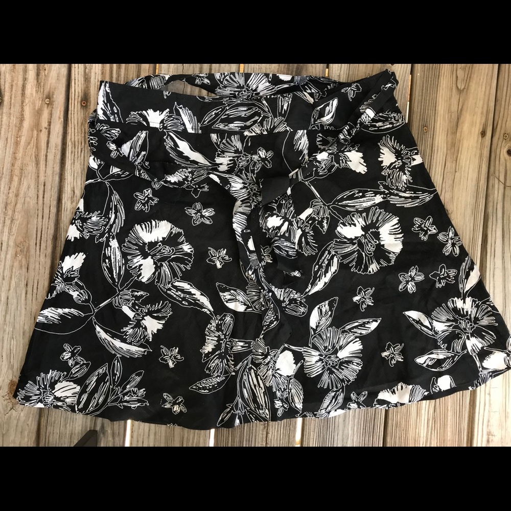 Black and white a line skirt 🎯🚨SOLD🚨🚨🎯no longer available!